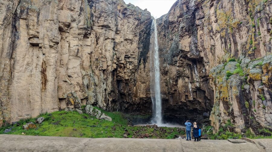 Van’da yağışlar Yaşar Kemal Şelalesi’nin akma süresini uzattı