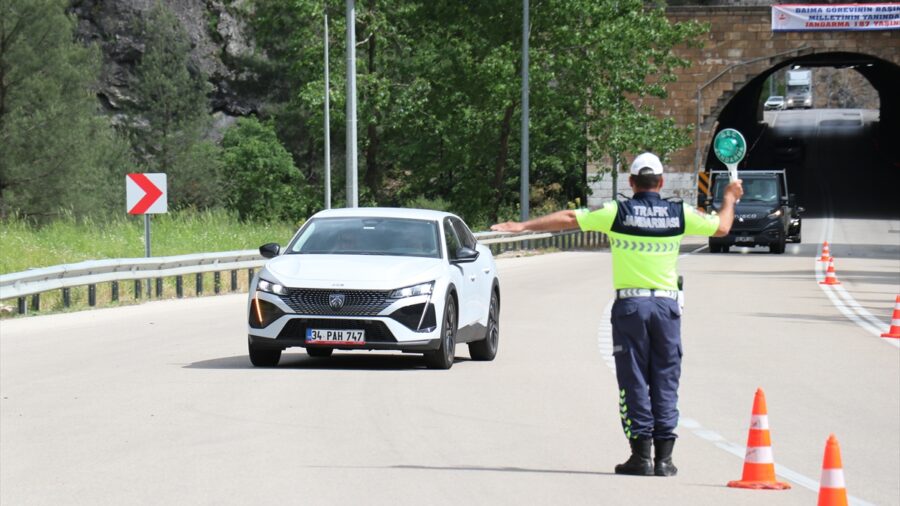 – Turizm güzergahlarından biri olan Isparta-Antalya kara yolunda Kurban Bayramı tatili dolayısıyla ekip sayısı ve tedbirle