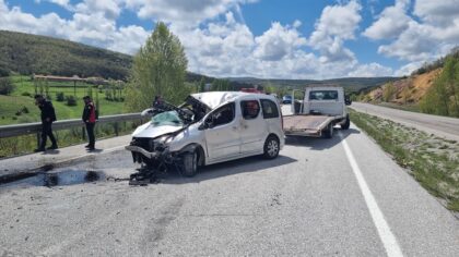 Yozgat’ta bariyerlere çarpan hafif ticari araçtaki 6 kişi yaralandı