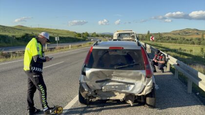 Yozgat’ta hafif ticari araç ile otomobilin çarpıştığı kazada 8 kişi yaralandı