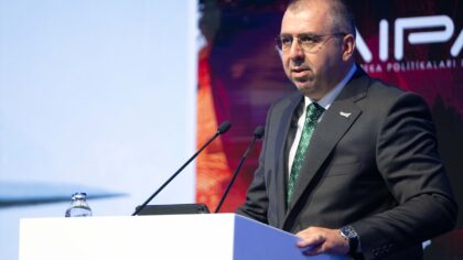 – TUSAŞ Dijital Dönüşüm Genel Müdür Yardımcısı Yavuz Emir Beyribey: – “Savaş esnasında yapay zekanız düzgün çalışmıyorsa