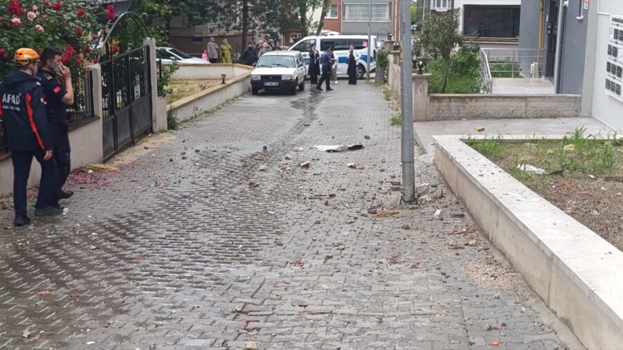 Amasya’da yıldırım düşen binanın çatısında hasar oluştu