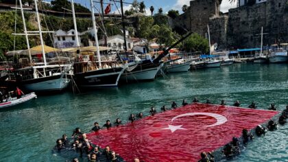 – Vali Şahin ve beraberindeki dalgıçlar, deniz altında Türk bayrağı açtı