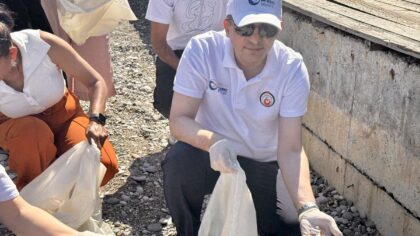Antalya’da Dünya Çevre Günü kapsamında plajda temizlik yapıldı