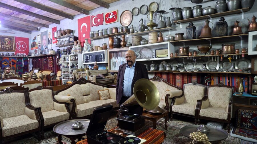 – Sivas’ın Ulaş ilçesinde yaşayan 64 yaşındaki Recep Aslan, 15 yıldır topladığı asırlık mutfak, ev ve tarım eşyalarıyla me