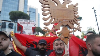 Arnavutluk’ta Zvernec’teki turizm projesine karşı gösteriler 7’nci gününde sürüyor