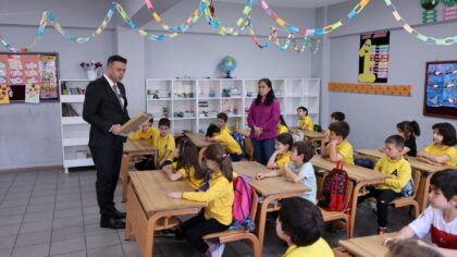 Bakan Tekin, Rizeli ilkokul öğrencilerinin kendisine gönderdikleri mektuplara karşılık verdi