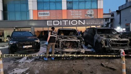 Bakırköy’de çıkan yangında lüks otomobiller yandı