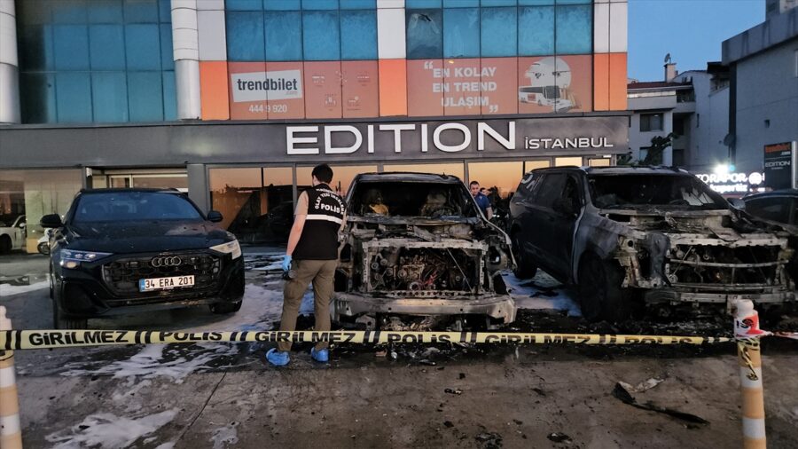 Bakırköy’de çıkan yangında lüks otomobiller yandı