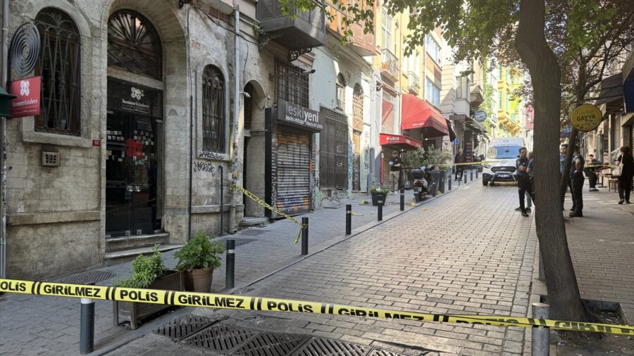 Beyoğlu’nda arkasından yaklaşan zanlının silahla vurduğu kişi yaralandı