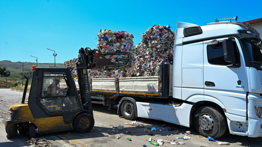 – Türkiye’nin lisanslı entegre katı atık yönetim tesisleri arasında yer alan EKAY Tesisi’nde yılda yaklaşık 100 bin ton at