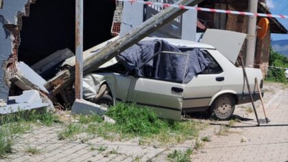 Denizli’de duvara çarpan otomobildeki yaşlı çift öldü