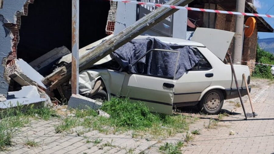Denizli’de duvara çarpan otomobildeki yaşlı çift öldü