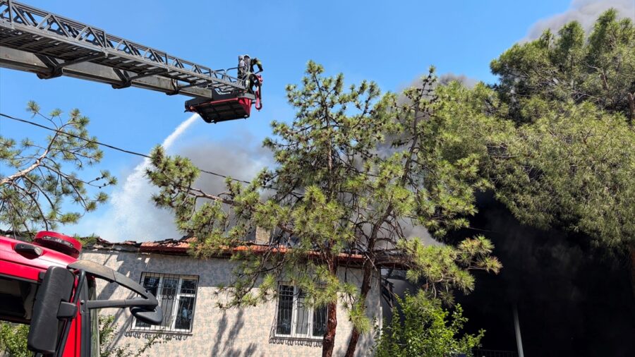 Denizli’de kauçuk fabrikasında çıkan yangına müdahale ediliyor