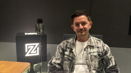 – Burak Yeter: – “Bizim şu anda DJ’likte yaptığımız ‘mashup’ diye bir iş var. Yani bir şarkının içerisinde 4 ayrı parça ça
