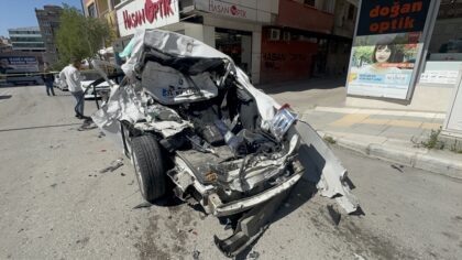 – Kamyonun bir otomobili sürüklemesi güvenlik kamerasınca kaydedildi