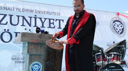Erzincan Binali Yıldırım Üniversitesi’nde (EBYÜ) eğitimlerini tamamlayan 3 bin 154 öğrenci için mezuniyet töreni yapıldı.