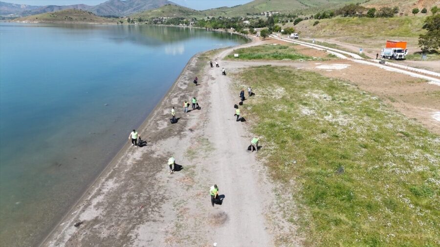 Hazar Gölü çevresinde 12 ton atık toplandı