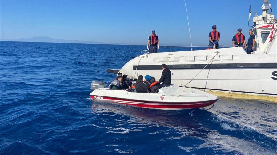 İzmir’de 19 düzensiz göçmen yakalandı, 11 göçmen kurtarıldı