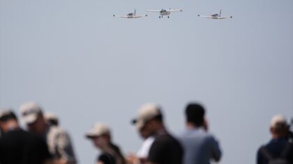 İzmir’de düzenlenen “Gençlik ve Havacılık Festivali”nde askeri hava araçları geçiş yaptı