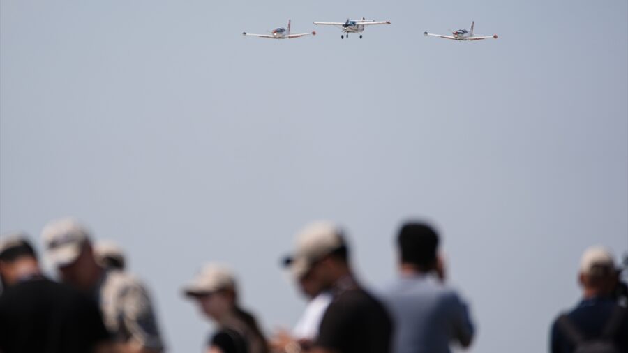 İzmir’de düzenlenen “Gençlik ve Havacılık Festivali”nde askeri hava araçları geçiş yaptı