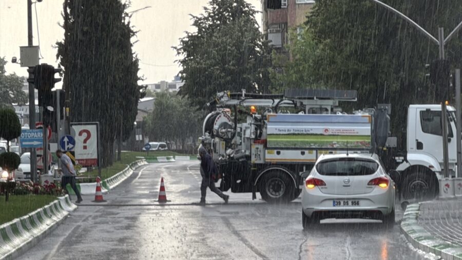 Kırklareli’nde gök gürültülü sağanak etkili oluyor