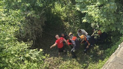 Kocaeli’de uçuruma devrilen otomobilin sürücüsü yaralandı