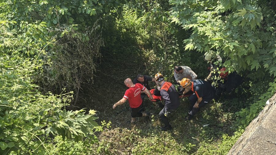 Kocaeli’de uçuruma devrilen otomobilin sürücüsü yaralandı