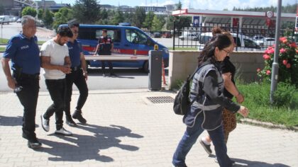 Konya’da sahte altın operasyonunda yakalanan 5 şüpheli adliyede