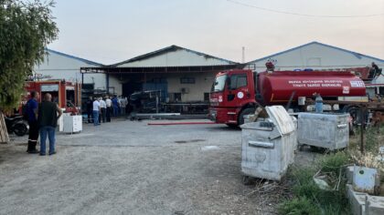 Mersin’de otomatik kepenk üretimi yapan işletmede çıkan yangın söndürüldü