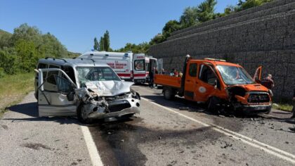 Niğde’de hafif ticari araç ile kamyonet çarpıştı, 6 kişi yaralandı