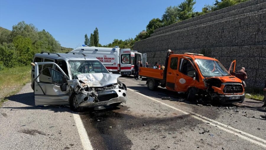 Niğde’de hafif ticari araç ile kamyonet çarpıştı, 6 kişi yaralandı