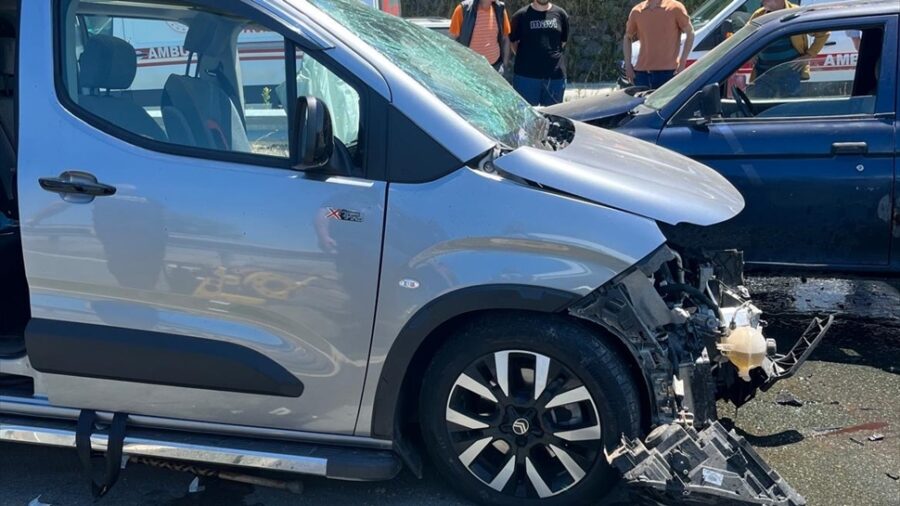 Rize’de üç aracın karıştığı trafik kazasında 2 kişi öldü, 3 kişi yaralandı