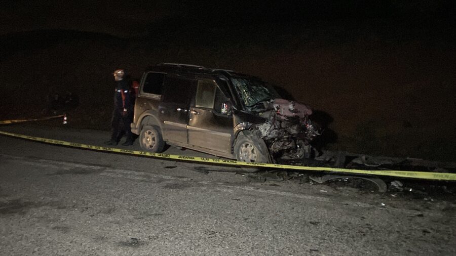 Sivas’taki trafik kazasında 3 kişi hayatını kaybetti, 2 kişi yaralandı