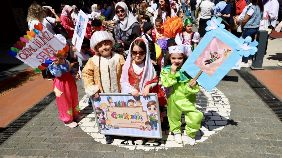 Trabzon’da “Ellerim Küçük Hayallerim Büyük Çocuk Bienali Şenliği” düzenlendi