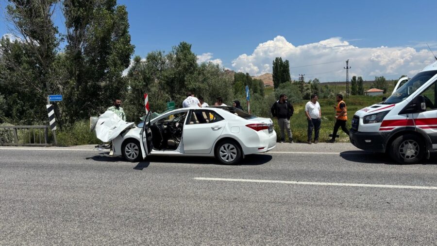 Yozgat’ta traktörle otomobilin çarpışması sonucu 2 kişi yaralandı